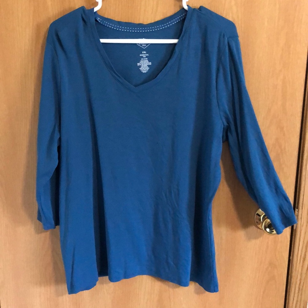 3/4 sleeve T-shirt in blueish-teal.